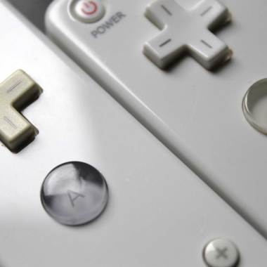 Wii Remote original (esquerda) tem os botões de cor diferente do controle