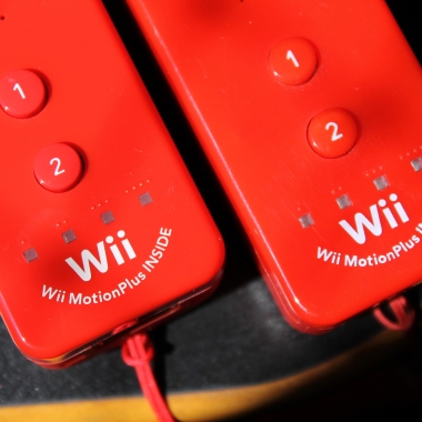 Serigrafia no Wii Remote paralelo (direita) é grosseira e as letras são mais gordinhas